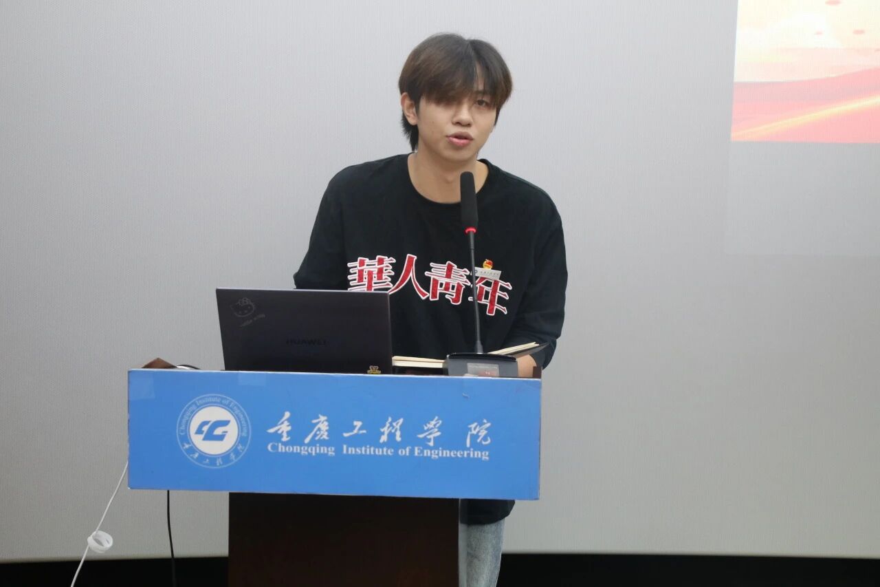 说明:校团委主席团成员刘岱鑫讲话