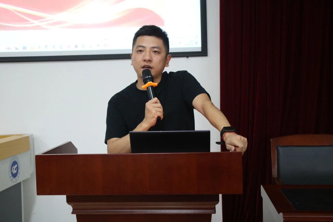 说明:校团委专职团干张俊讲话